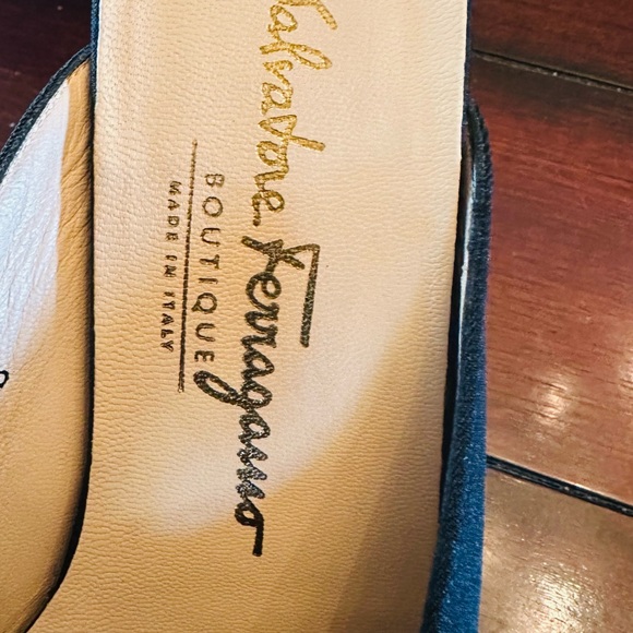 Salvatore Ferragamo heels black color